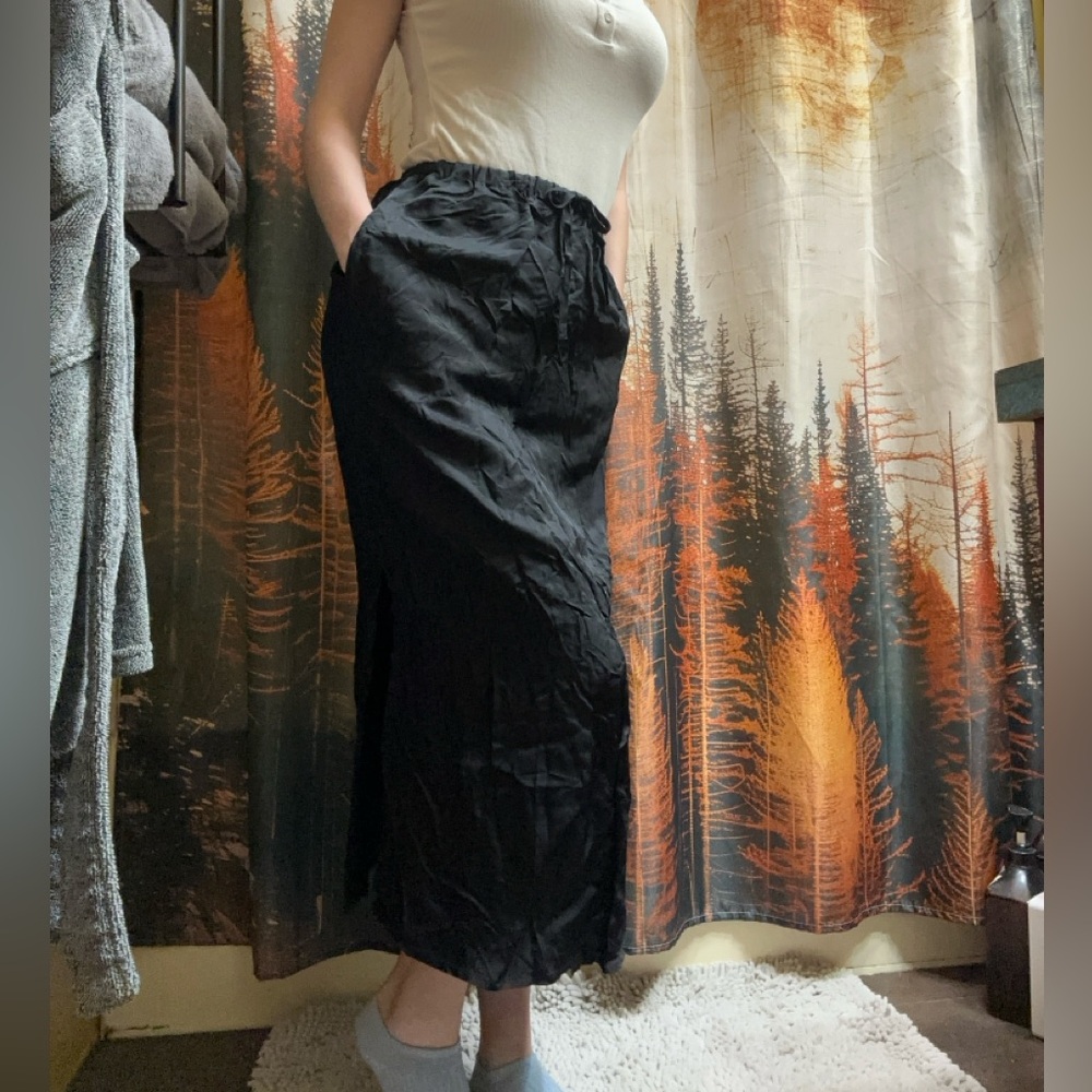 HALARA Black Drawstring Midi Skirt with Side Slits